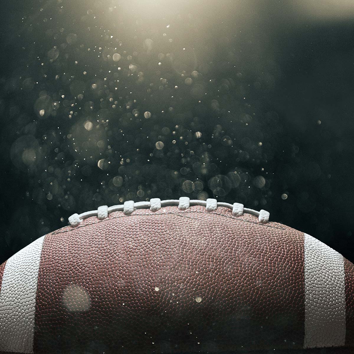 Ein American Football liegt auf einem dunklen Hintergrund.